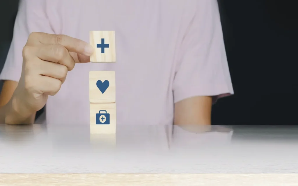 Concepto visual del Plan 360 de Adeslas: cobertura integral de salud simbolizada en un cubo transparente con iconos médicos.