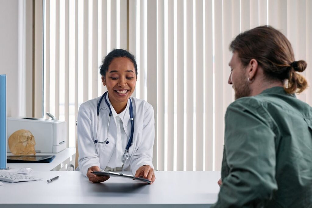 Doctor en consulta médica con paciente - Seguro de Salud Adeslas en Madrid