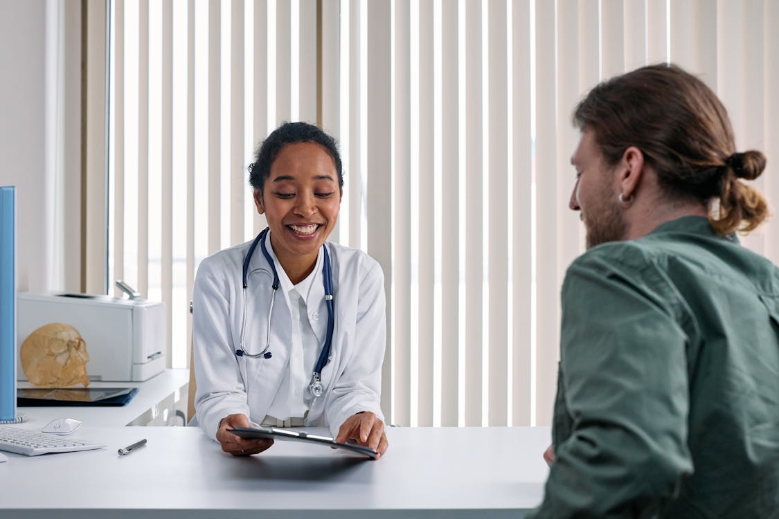Doctor en consulta médica con paciente - Seguro de Salud Adeslas en Madrid